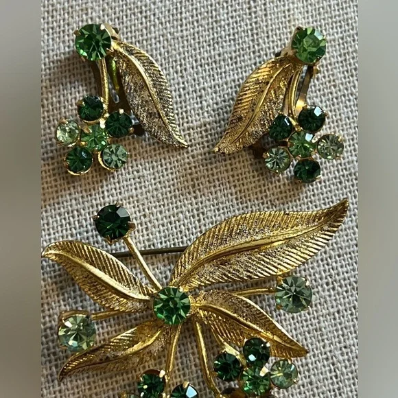 Brooch and earrings Signed AUSTRIA Gold Tone green Flowers Vintage pin - Picture 3 of 5